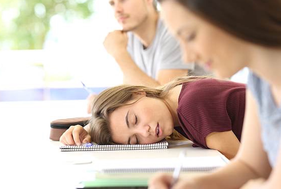 Adolescenti e sonno, per chi dorme meno di 6 ore rischio doppio di fumo, alcol e droghe