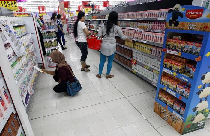 Varese, donna razzista al supermecato Carrefour: "Non mi faccio servire da un negro"