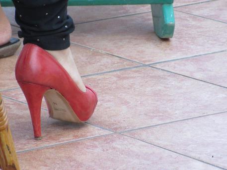 Vicenza, tacchi troppo rumorosi in casa: madre e figlie denunciate e multate