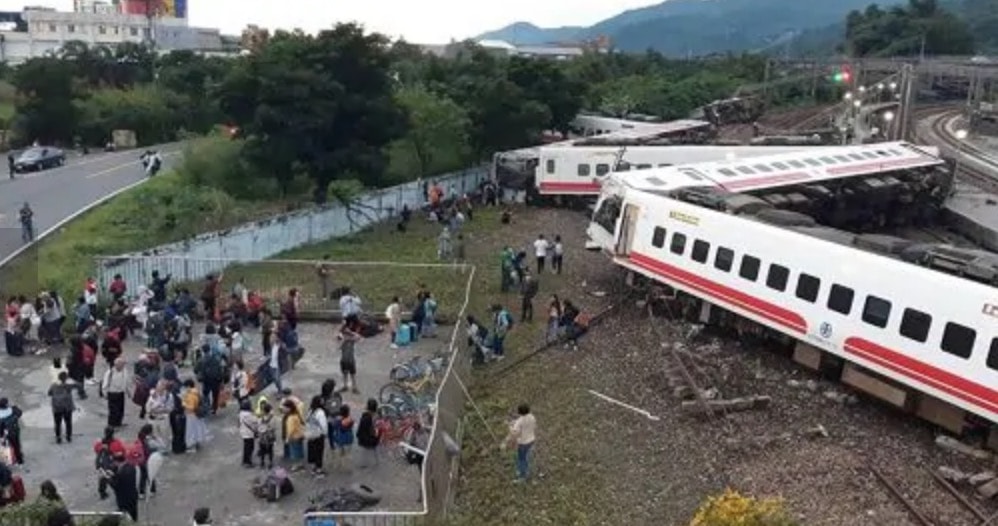 Taiwan, treno deraglia: 18 morti, 160 feriti VIDEO