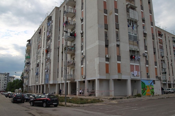 taranto padre getta balcone figlia