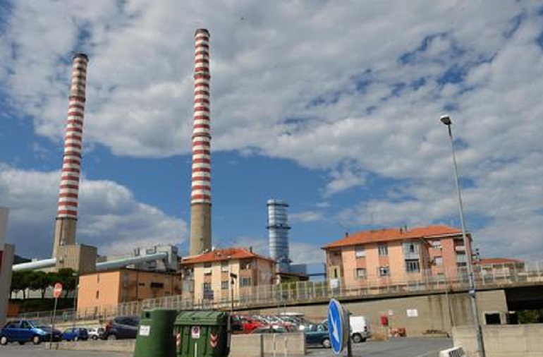 Tirreno Power, archiviata l’indagine sulle morti sospette: “Non dimostrato rapporto con emissioni centrale” (foto Ansa)