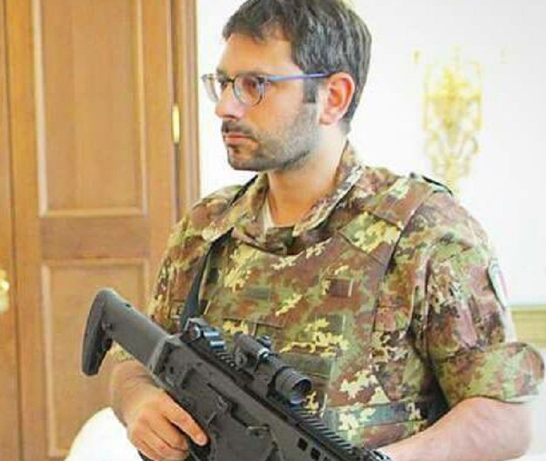 Angelo Tofalo (M5s), il sottosegretario alla difesa con mimetica e mitra: "Per capire cosa si prova"