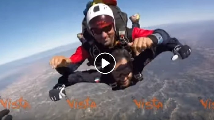 Angelo Tofalo si lancia col paracadute. Sottosegretario Difesa già col mitra e mimetica...VIDEO