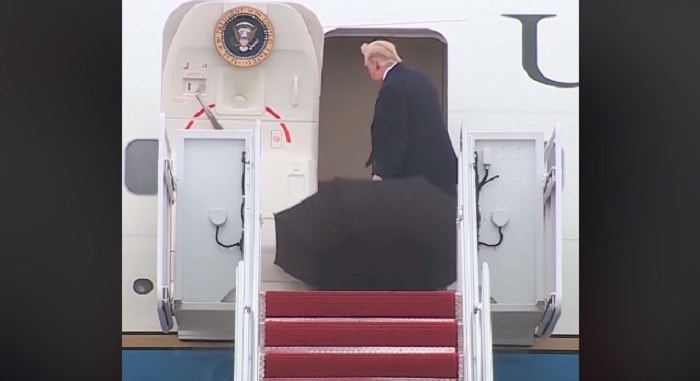 Donald Trump non riesce a chiudere l'ombrello