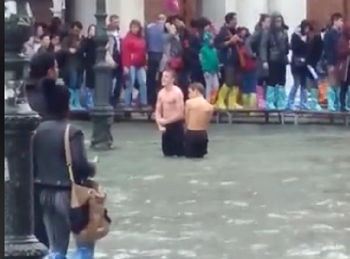 Bagno nell'acqua alta a Venezia
