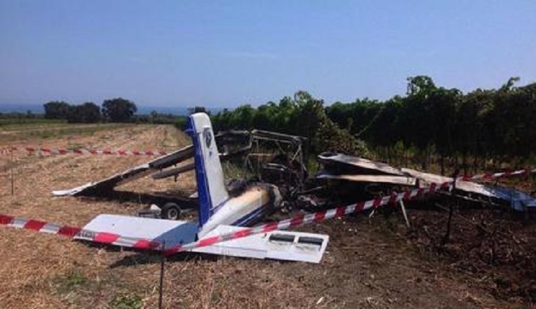 Nettuno, pilota perde il controllo dell'ultraleggero durante l'atterraggio e muore (foto d'archivio Ansa)