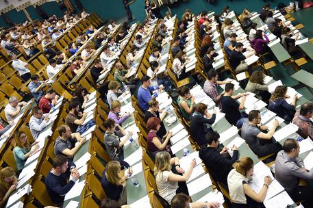 L'Aquila, studentessa e mamma allontanata dall'università: era con la bimba in carrozzina