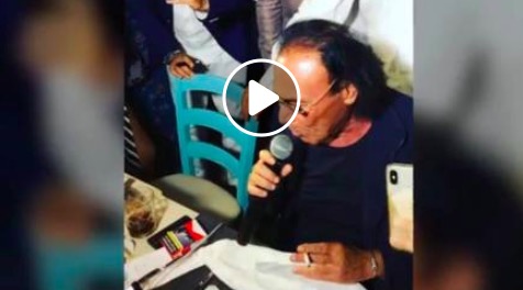 Antonello Venditti guarda Empoli-Roma sul cellulare mentre canta al concerto (VIDEO)