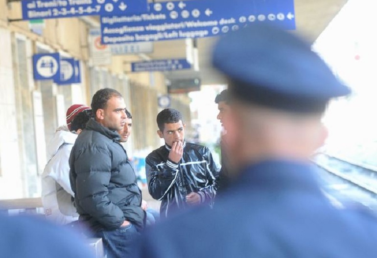 Vercelli, si lancia dal treno e muore: forse voleva evitare i controlli (foto d'archivio Ansa)