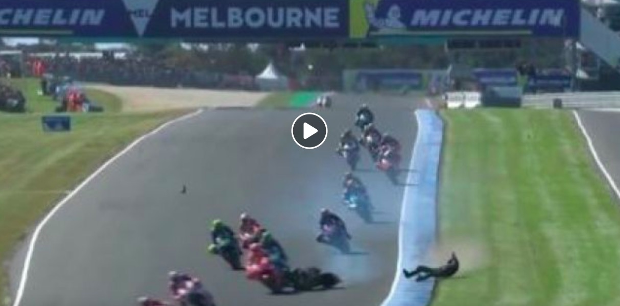 MotoGp, paura a Phillip Island: VIDEO incidente tra Marquez e Zarco a 330 all'ora