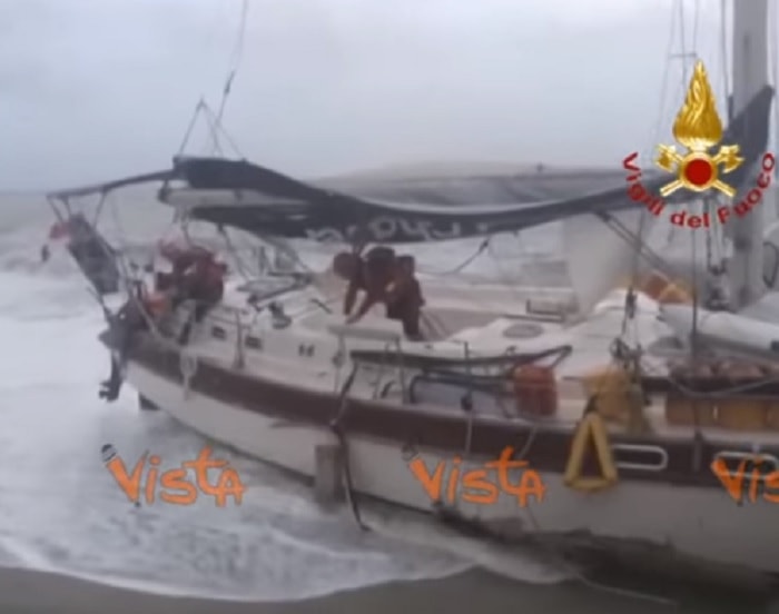 catanzaro barca mare tempesta