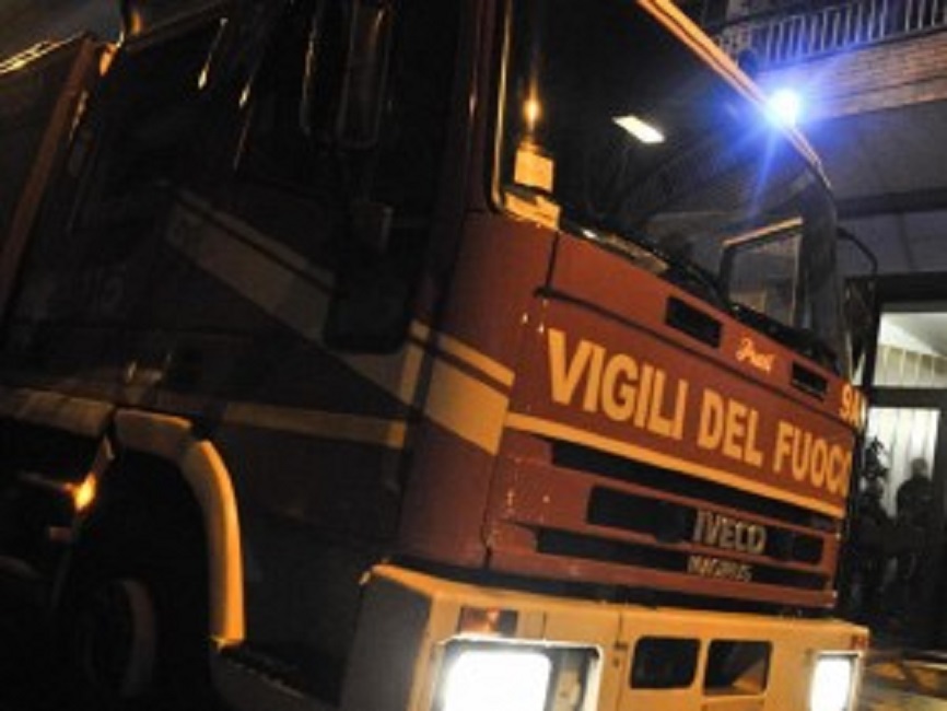 Roma, fiamme in un palazzo di via Barberini: l'area chiusa al traffico, lunghe code