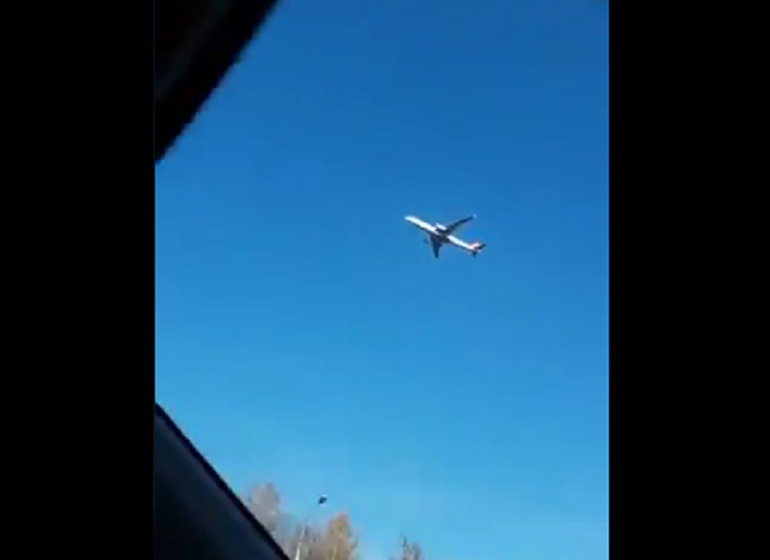 Russia, il mistero dell'aereo fermo in cielo. Com'è possibile? Ecco il VIDEO