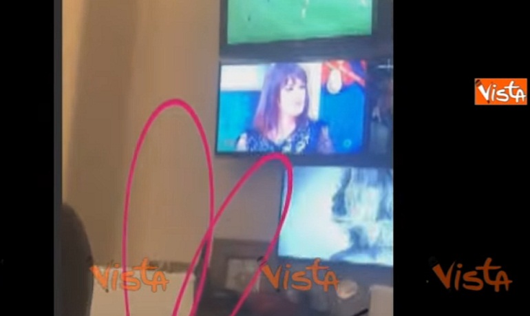 Asia Argento parla da Chiambretti, Fabrizio Corona riprende la Tv e... Disegna un cuoricino VIDEO