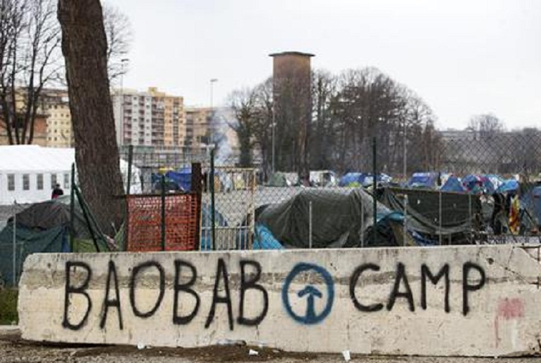 Roma, scatta lo sgombero del centro Baobab (foto Ansa)