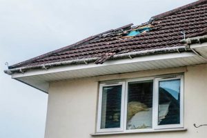 Bristol, enorme pezzo di ghiaccio si stacca da aereo3