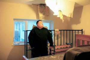 Bristol, enorme pezzo di ghiaccio si stacca da aereo2