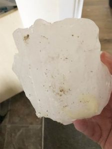 Bristol, enorme pezzo di ghiaccio si stacca da aereo