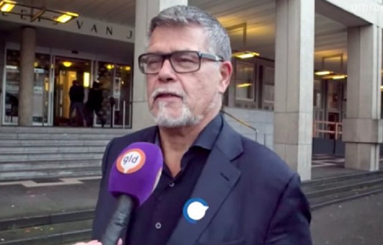 Emile Ratelband, 69 anni, ne vuole 45 per rimorchiare su Tinder. Causa allo Stato per cambiare età