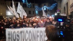 Fredy Pacini uccide ladro: folla a fiaccolata in suo sostegno1