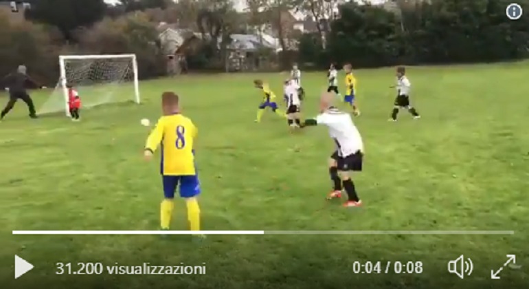 Galles, il papà distrae il baby portiere e... finisce malissimo VIDEO