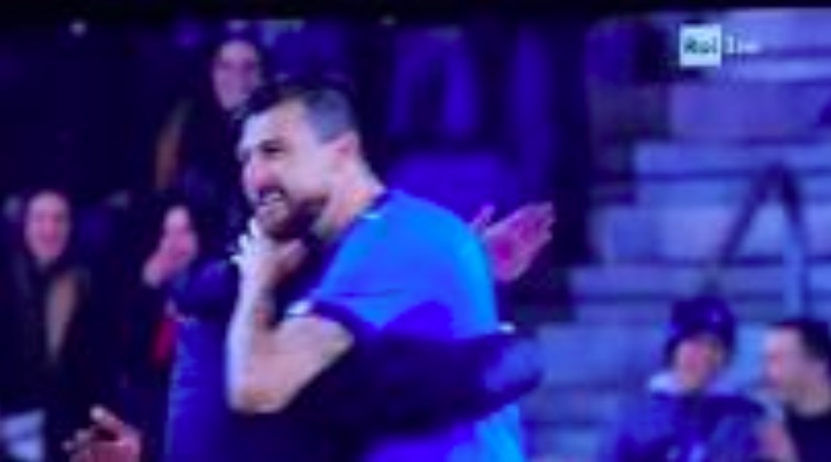 Italia-Usa, tifoso invade il campo per abbracciare Bonucci e Acerbi: la reazione social