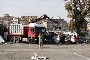 Roma, ruspe in azione per lo sgombero del centro Baobab