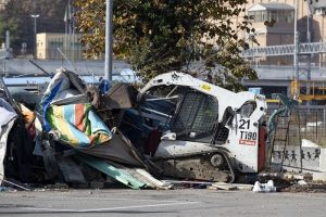 Roma, ruspe in azione per lo sgombero del centro Baobab6