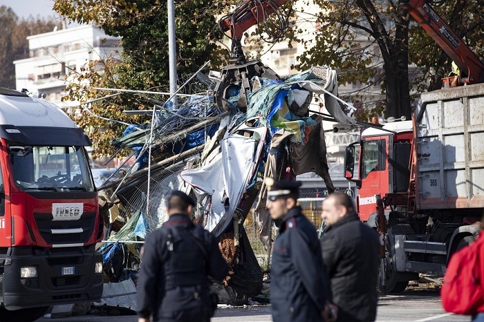 Roma, ruspe in azione per lo sgombero del centro Baobab5