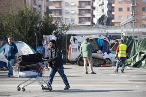 Roma, ruspe in azione per lo sgombero del centro Baobab3