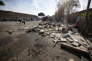 Roma, ruspe in azione per lo sgombero del centro Baobab2