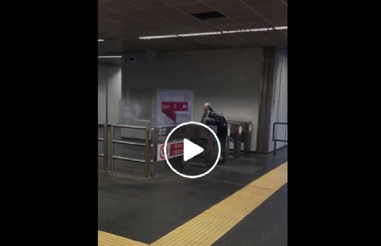 Roma, stazione Piramide: ecco la suora che... salta i tornelli e non paga il biglietto VIDEO