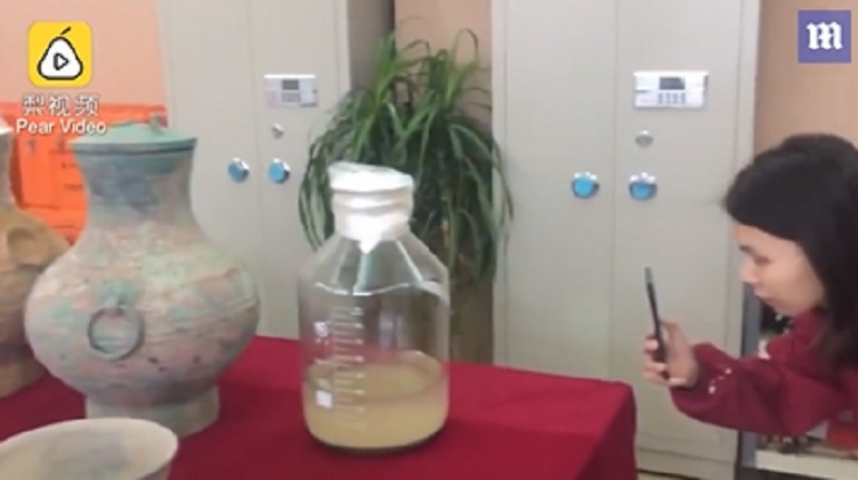 Cina, vino di 2000 anni scoperto in una tomba