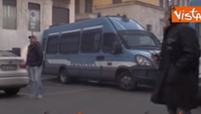 Milano, uova contro polizia