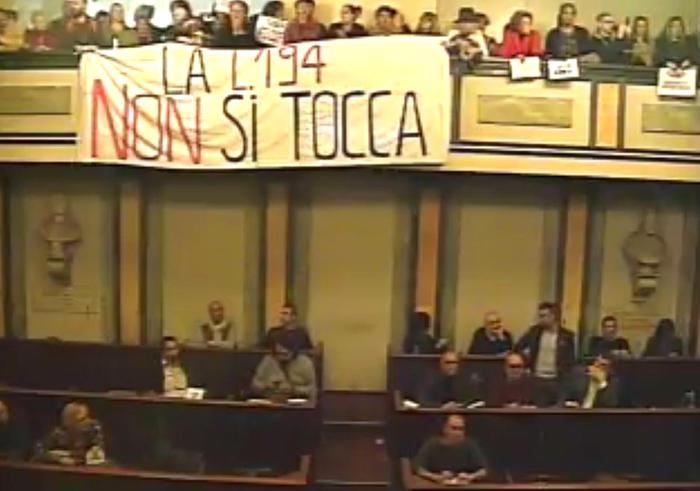 Aborto, Alessandria come Verona: mozione "pro-vita". Proteste in Consiglio comunale