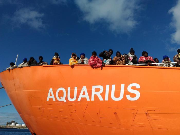 Tubercolosi dai vestiti migranti sulla Aquarius? Fanta medicina in Procura