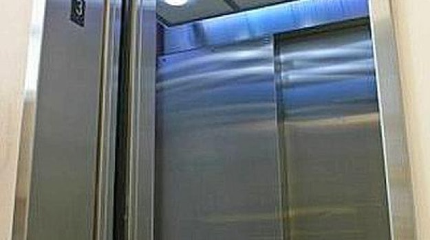 Chicago, 6 turisti intrappolati per ore in un ascensore. Tra loro anche una donna incinta