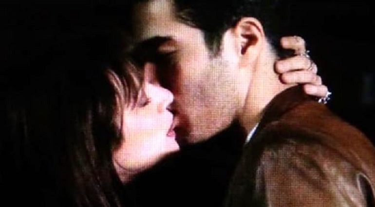 Asia Argento bacia un altro uomo. Fabrizio Corona tradito? No, è solo uno scherzo