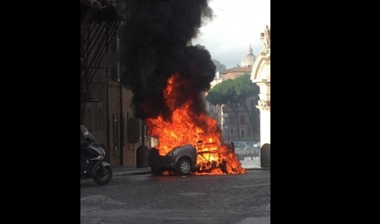 Roma, minicar in fiamme davanti scuola in via IV Novembre FOTO
