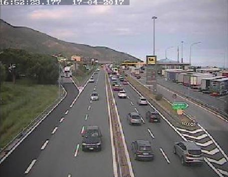 Autostrade, limite di velocità a 150 km/h. La proposta della Lega (foto Ansa)