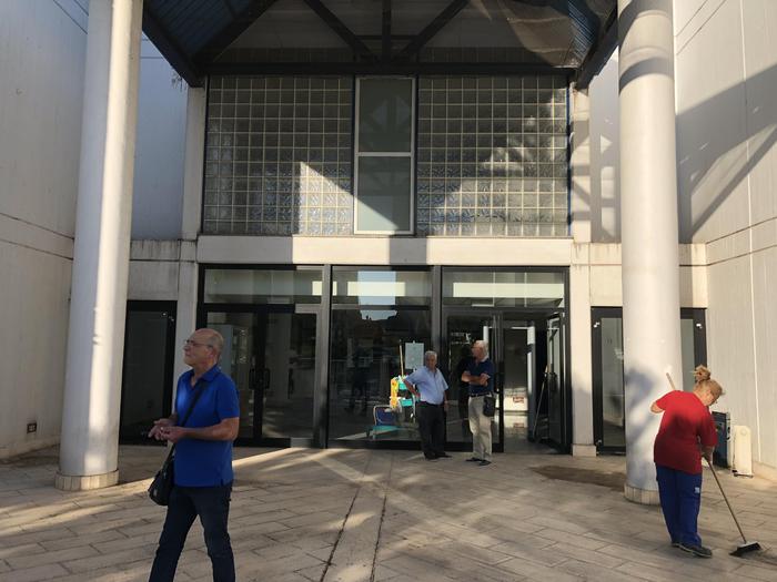 Bari: il paravento che si usa per i pentiti finisce nell'immondizia. A giugno erano spariti i bagni chimici