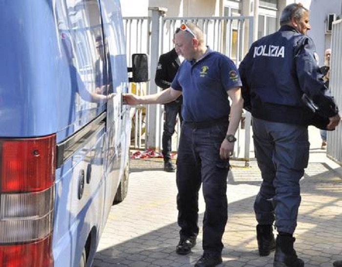 Bari, trovata in strada bomba a mano disinnescata