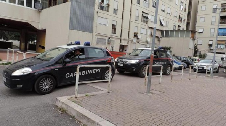 Barricato da 5 ore: "Voglio parlare con Salvini o vi ammazzo tutti". Si prepara il blitz (foto Ansa)