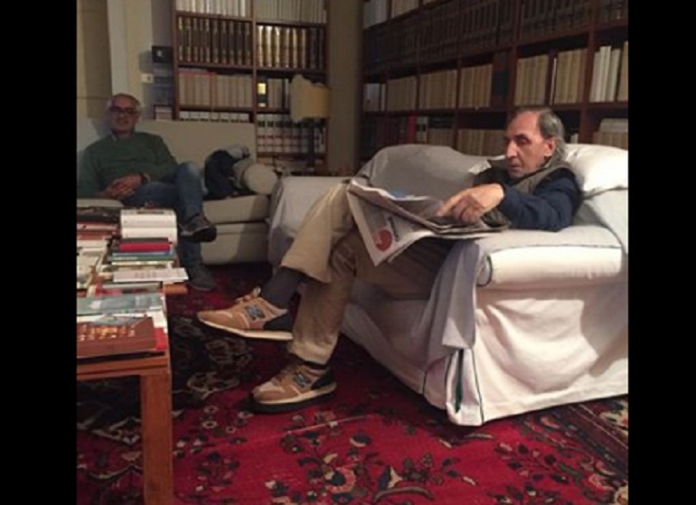 Franco Battiato riappare sui social e scherza: "Che c’è da guardare? Non avete mai visto un divano?"