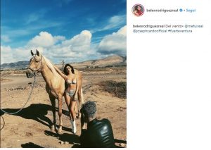 Belen Rodriguez sul cavallo: costume striminzito
