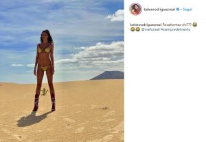 Belen Rodriguez sul cavallo: costume striminzito 2