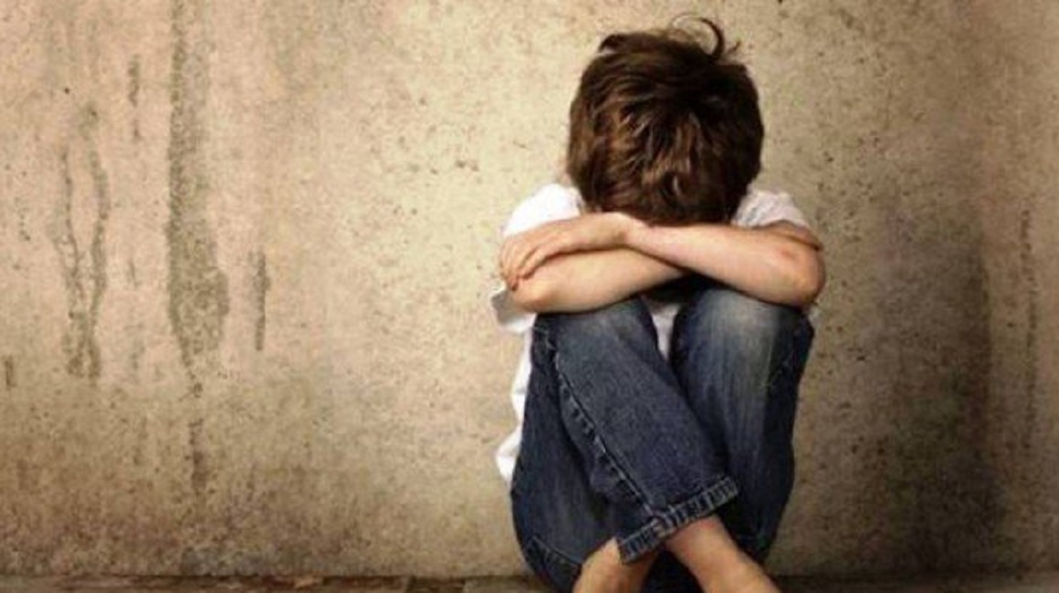 Livigno, bimbo lasciato solo in casa con 10 cani: affidato ai servizi sociali