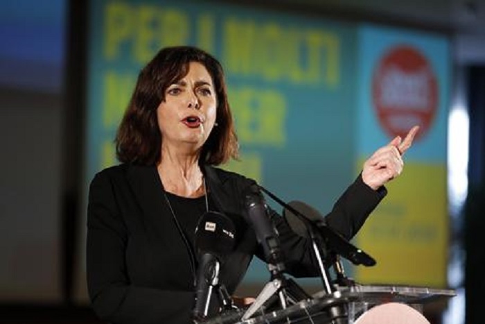 Boldrini contro Salvini: "Ue boccia la manovra e lui posta foto di gattini..."