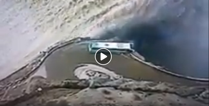 Colombia, a un passo dalla morte: il pullman traballa sul burrone VIDEO